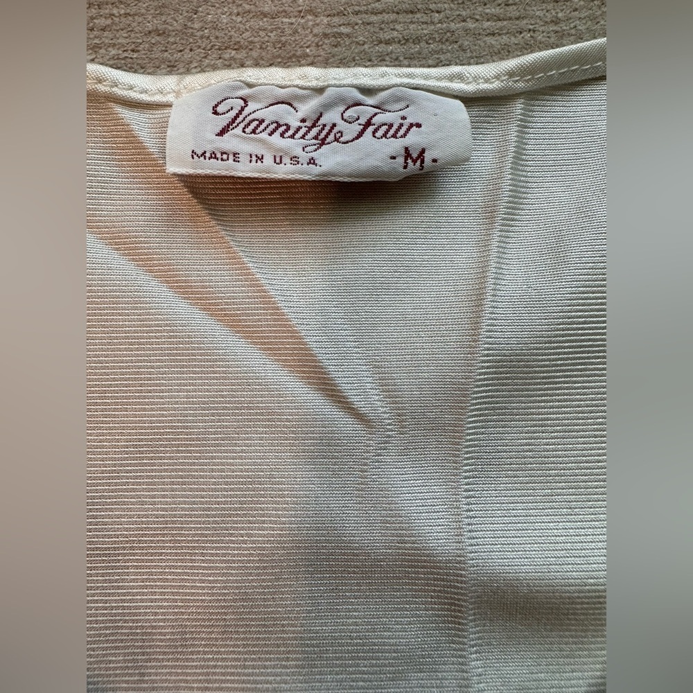 Vintage Vanity Fair White w/ Colorful Flower Lace Details Sleep shirt. Size Med - Picture 3 of 9